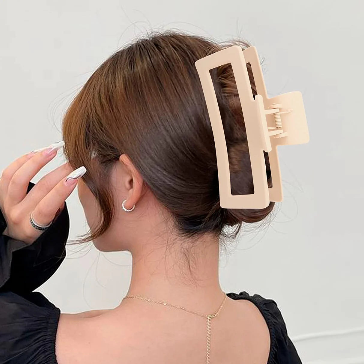 Claw Clip Hairstyles: The Effortless Accessory