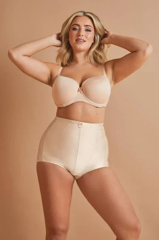 Plus-Size Lingerie in Woodland Hills, California