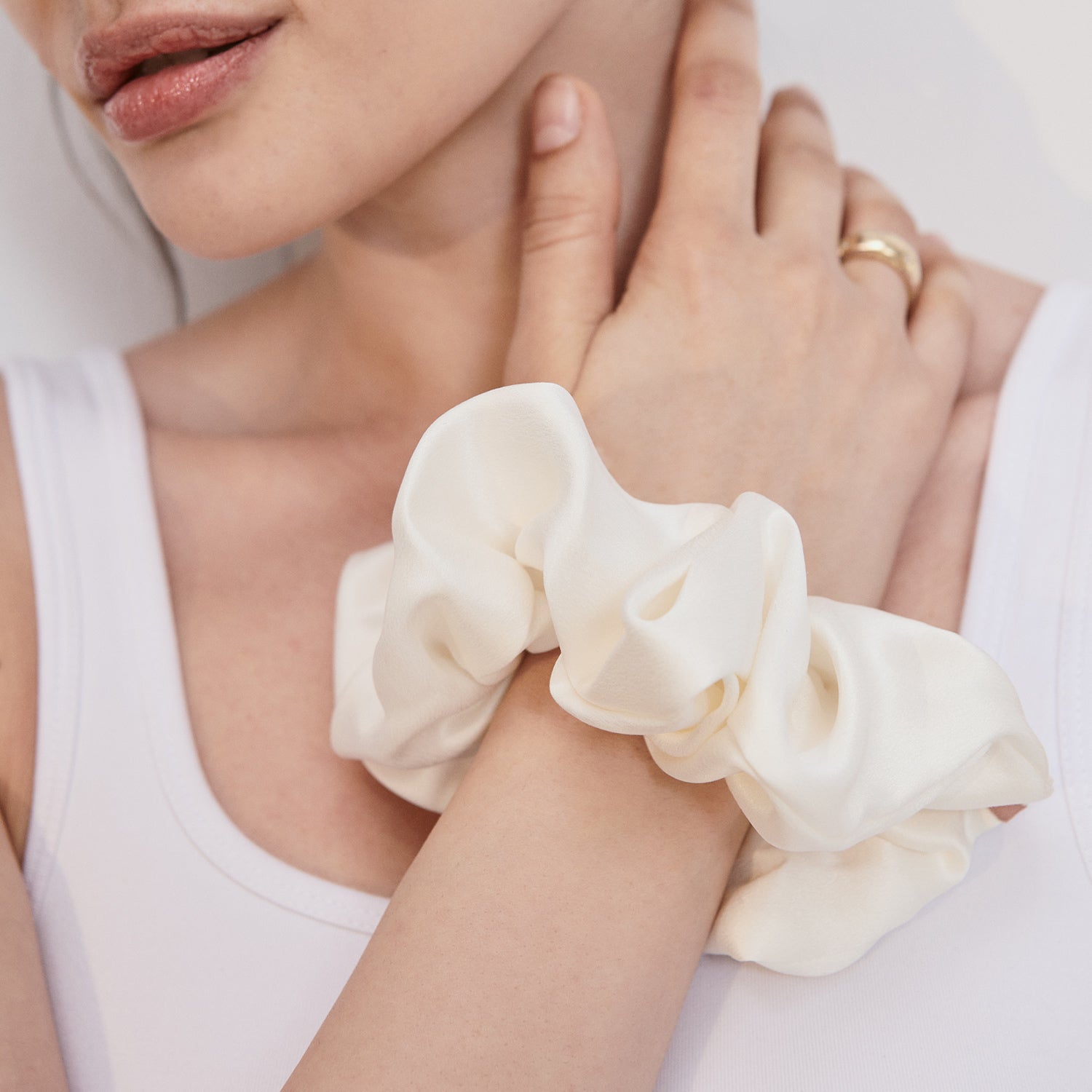Lunya Mulberry Silk Scrunchie - OLIVIA PAISLEY 